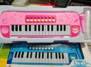 - Tên Sản phẩm: Đàn piano cho bé kèm mic- Hình dáng như 1 chiếc đàn piano thật với 32 phím đàn và các chế độ có sẵn trong máy- Loa to rõ ràng, Có micro (LƯU Ý: MIC ĐỂ XA LOA ĐỂ TRÁNH BỊ RÈ Ạ)- Kích thước hộp 48x19x5cm, kích thước đàn: 39x16x13 cm- Bộ đàn piano cho bé bao gồm các phụ kiện: đàn, giá đỡ bài nhạc, micro, chân đế đàn.- Màu sắc: màu hồng và màu xanh da trời- Phù hợp cho bé từ 2 tuổi trở lên- 2 chế độ phát âm thanh, chế độ 1 là âm thanh của các nốt: đồ, rê, mi, fa, sol, la, si, đô, chế độ 2 là các bài nhạc khác nhau
